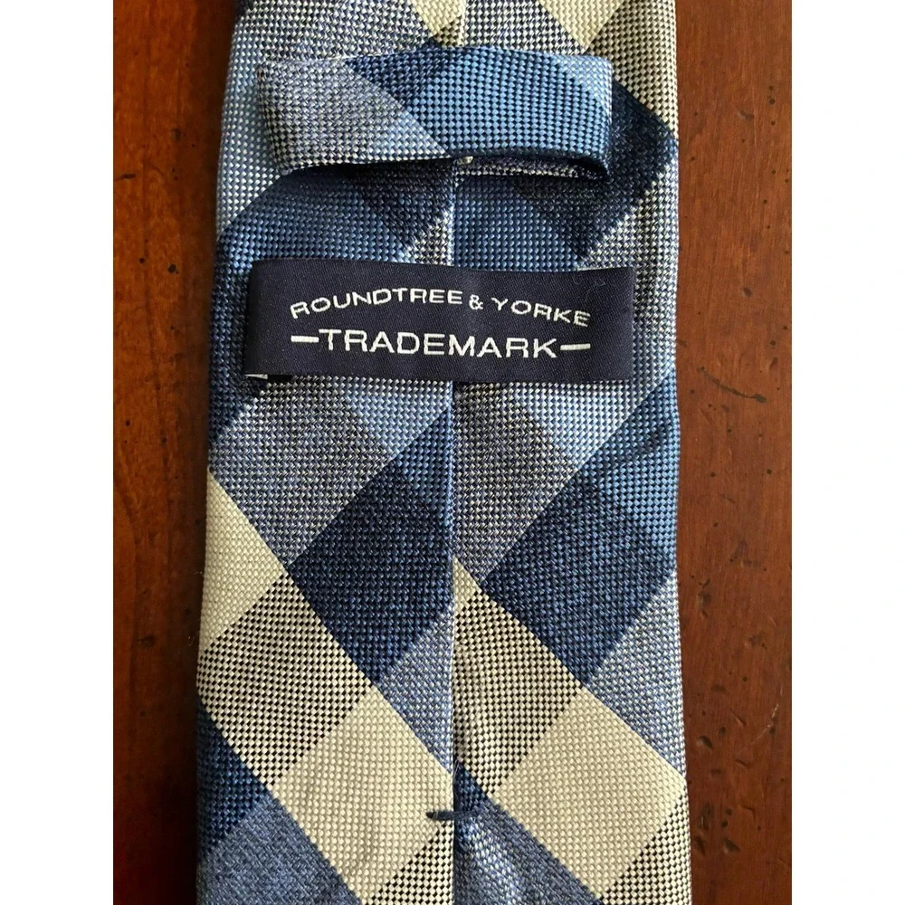 Roundtree And York Patterned Blue And White Neck‎ Tie